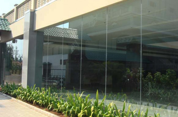 Microsoft Word - LE MERIDIEN - COCHIN- glass photo.doc